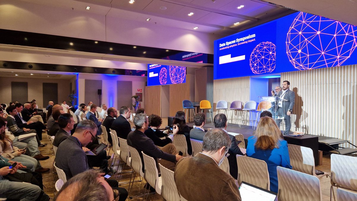 edint_femp's tweet photo. ↗️ EDINT marca el camino de los Espacios de Datos en Europa.

Esta semana, @dvegad ha presentado la iniciativa #EDINT en el Data Spaces Symposium.

🇪🇺 Porque la gran transformación digital de Europa se construye con territorios más inteligentes. https://t.co/Af1ECHfacl