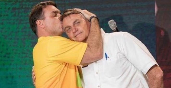 Jair Messias Bolsonaro ACORDOU uma NAÇÃO e INCOMODOU um SISTEMA que se sentia INABALÁVEL.
CALARAM, PRENDERAM e agora estão tentando DESTRUÍ-LO.

Não, o POVO não acordou MÊS PASSADO. O POVO não acordou SEMANA PASSADA. O SISTEMA está com suas ENTRANHAS EXPOSTAS porque um HOMEM