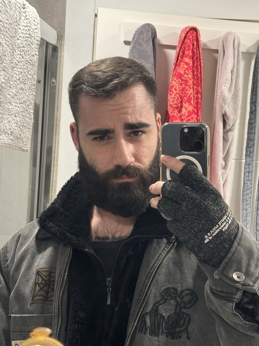 Btw this is me with and without fursuit In case you want to look for me in the #NordicFuzzCon (I have stickers 👉👈)