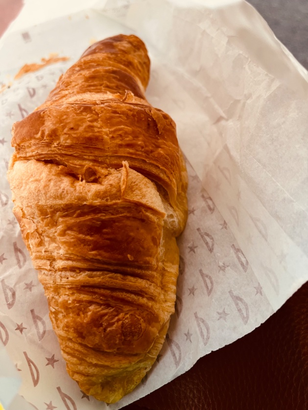 MohuaCares's tweet image. Was in transit through Paris — a buttery croissant and a velvety latte from Pret A Manger turning a brief stop into a beautiful little moment 🥐☕ 🇫🇷 😍😊

#Paris 
#France 
#latte