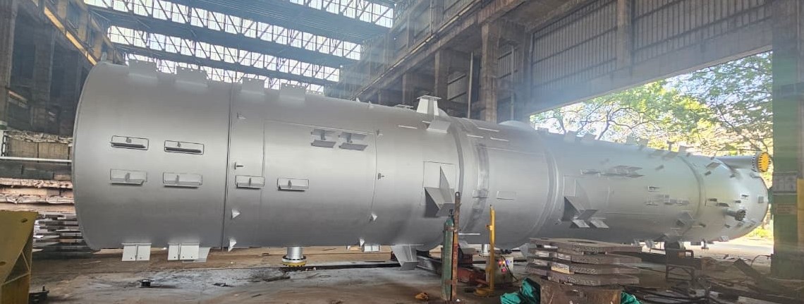 mongolrefinery's tweet photo. Үйлдвэрийн үндсэн технологийн гол байгууламж болох Атмосферийн нэрлэгийн цамхагийг БНЭУ-д үйлдвэрлэж, алсын тээвэрт бэлэн болгоод байна.
58,4 м өндөр, 3,2 м диаметртэй, 245 тн жинтэй тус цамхагийг 4 хэсэгт хуваан энэ сарын дундуур  Энэтхэгийн Мумбай хотоос далайгаар тээвэрлэх юм. https://t.co/d0lVm7iIvI