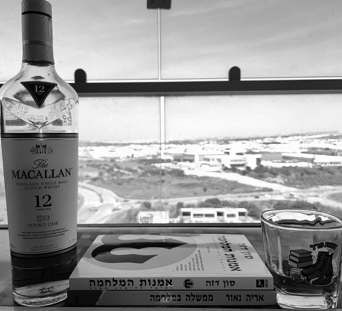 אשתי והילדים ישנים, המטלות והסידורים (והמסיבה בגן של האמצעית והסביח של שישי ) מאחורי והגיע הזמן לנוהל שישי כהלכתו.