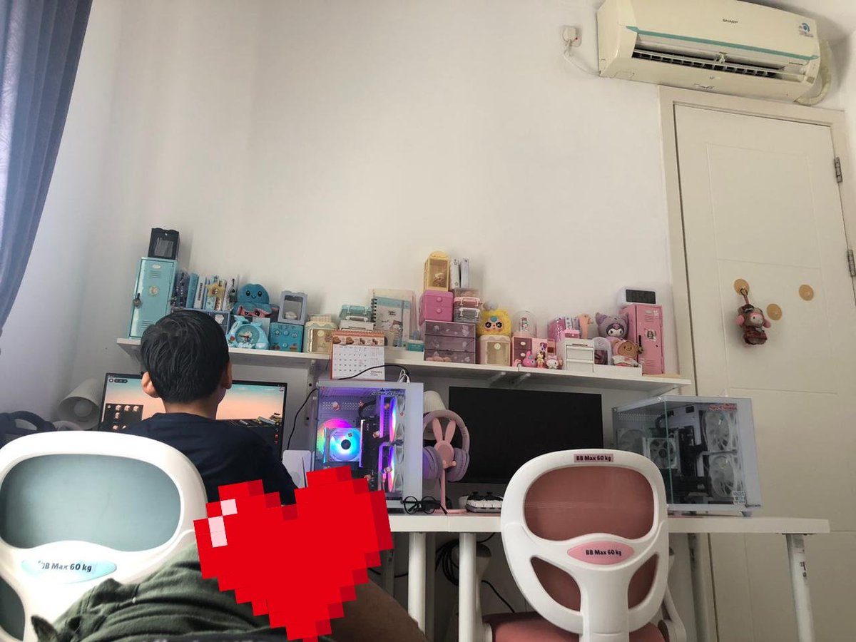 Kapan hari istriku mungkin semingguan sibuk bantuin adeknya dirumah mertua. Mobil dibawa istri jadi dirumah kelihatan ga ada orang.

Jam 1.30 aku buka pintu rumah, nunggu anak pulang sekolah. Yang dateng malah kang paket. 

Di kang paket bilang, lo pak tadi kata satpam dirumah ga