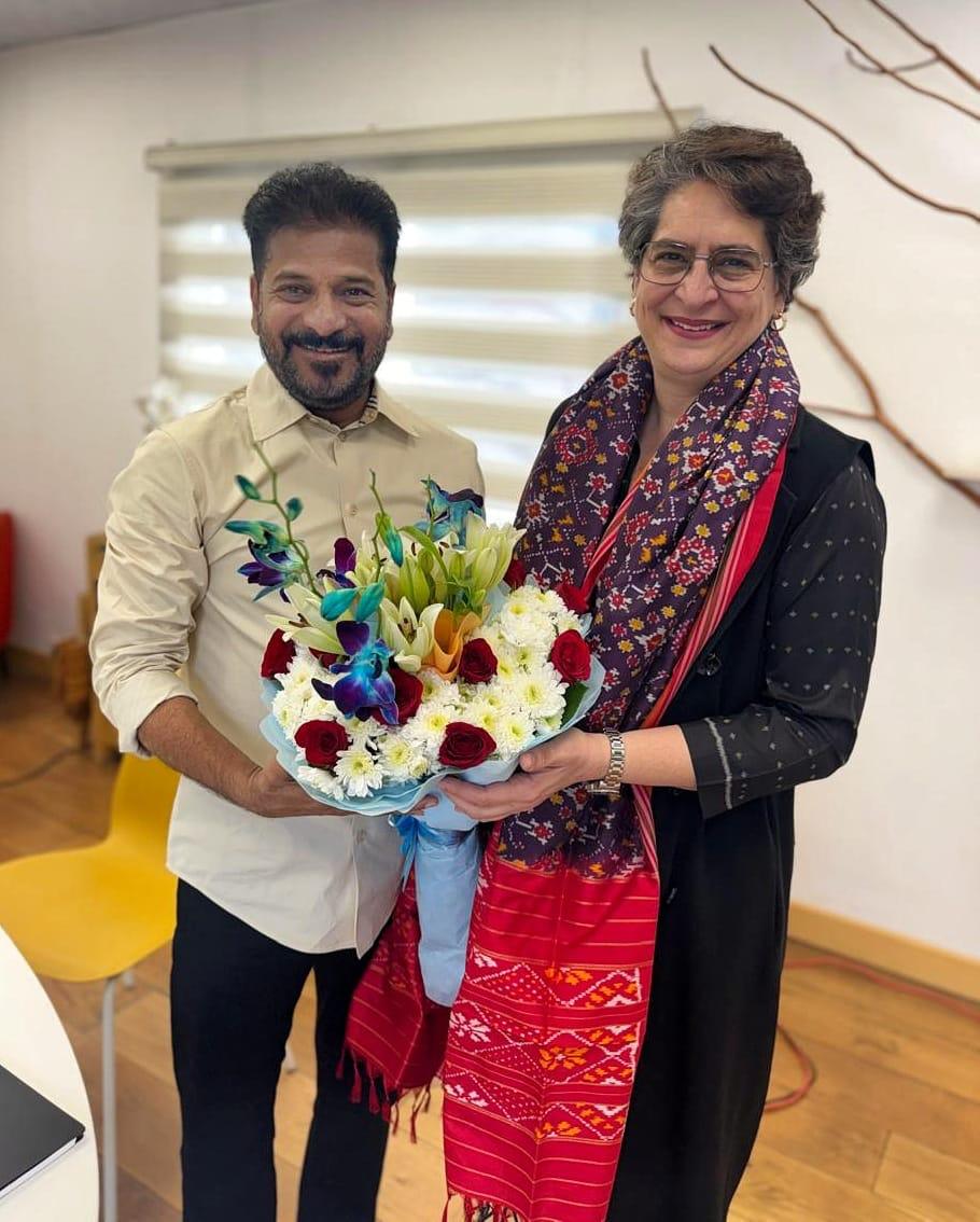 V6News's tweet photo. ప్రియాంక గాంధీతో సీఎం రేవంత్ రెడ్డి భేటీ..
* మున్సిపల్ ఎన్నికల్లో గెలుపుపై సీఎంకు ప్రియాంక అభినందనలు
#cmrevanthreddy #mppriyankagandhi #revanthreddy #priyankagandhi #delli #municipalpolling #municipalelections #v6news #v6velugu #v6 https://t.co/dTRVRxHG9R