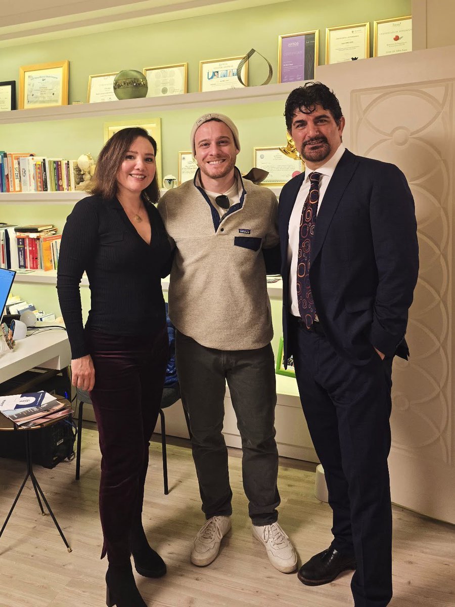 Me paso un rato solo parq decir lo guapisimo que está este hombre ultimamente. Esa sonrisa es el mejor indicador de que está de p*t* madre. La naturalidad es lo que destaca en la era de la IA 😉
#KeremBürsin