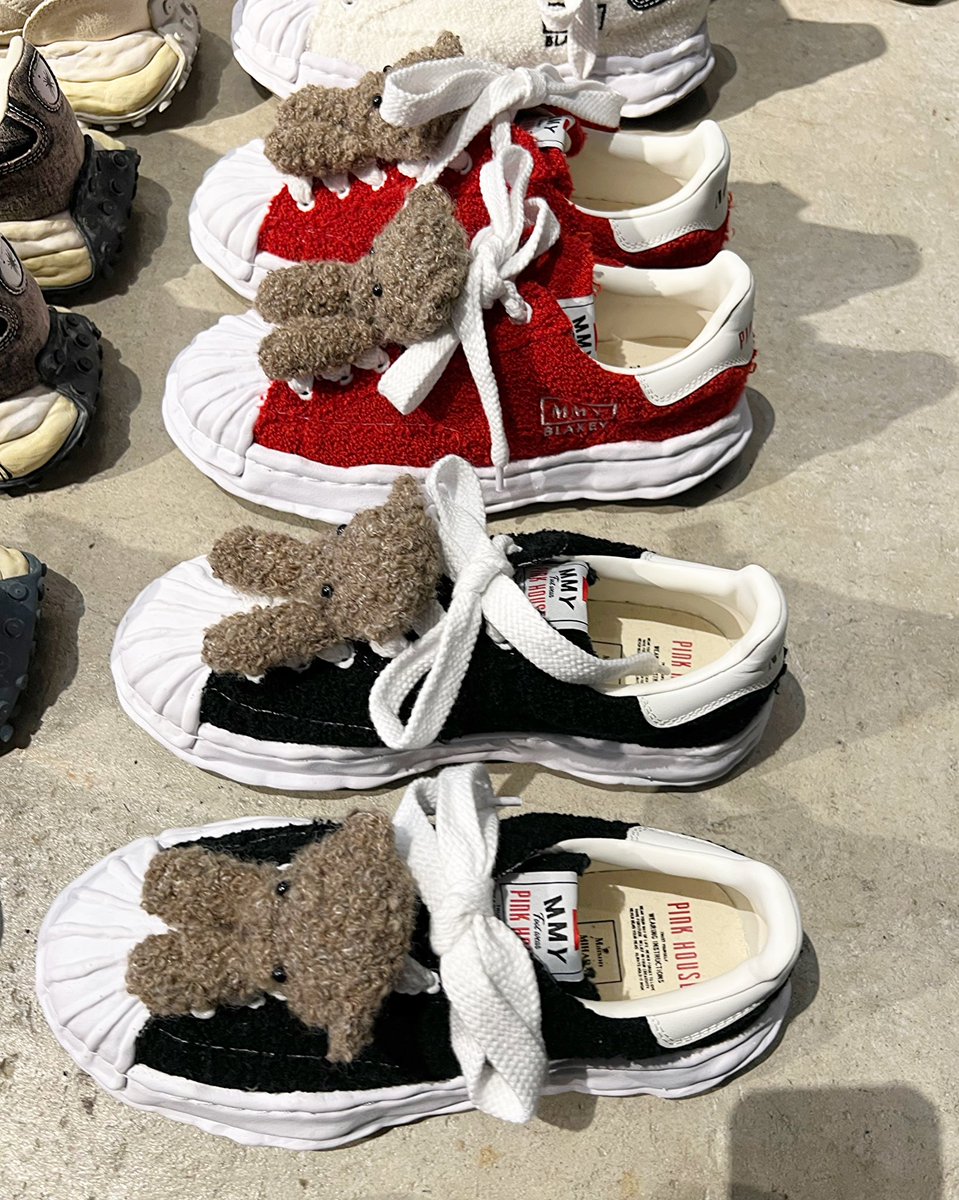 Miharaの名作、BLAKEYも
PINK HOUSEコラボで
くまちゃん付いてて笑った🤣

買い付けるか悩ましいけど、
実際こういうの意外と人気なのよね。

僕はジェレミースコットみたいに感じて
懐かしさもあったな笑