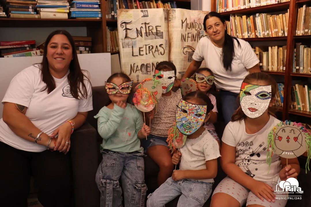 🎭 Comenzamos con el taller de caretas con los niños de 3 a 6 años acompañados por el personal de la Biblioteca Municipal.

En el taller los niños realizaron sus propias caretas y se van preparando para el carnaval! 🎉