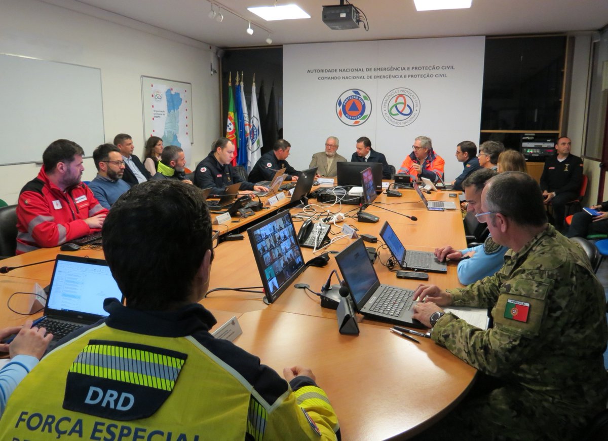 ProteccaoCivil's tweet photo. O PM, Luís Montenegro, acompanhado pelos Presidentes das Câmaras de Lisboa, Carlos Moedas, e Oeiras, Isaltino Morais, visitou ontem a #ANEPC em Carnaxide, onde acompanhou o briefing sobre as operações e resposta à situação meteorológica adversa que tem afetado o continente. https://t.co/wUed1ysV9g
