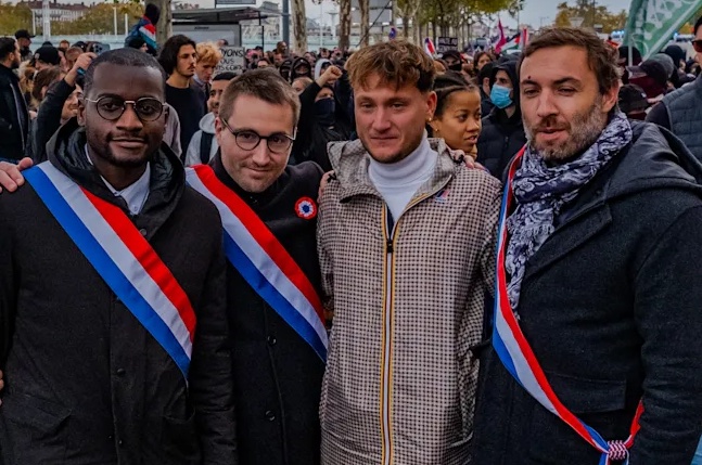 Communiqué de LFI, avant-hier.
"Nous le disons fièrement : la Jeune Garde est essentielle justement parce qu’elle a pour mission depuis sa création de lutter contre l’extrême droite, contre des groupes fascistes et néonazis de plus en plus violents partout en France"
Lynchage