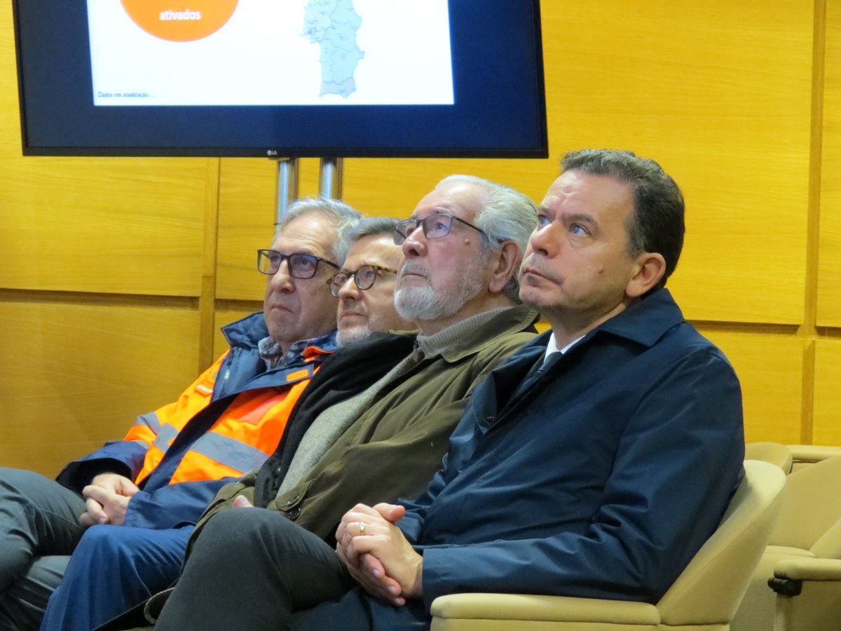 ProteccaoCivil's tweet photo. O PM, Luís Montenegro, acompanhado pelos Presidentes das Câmaras de Lisboa, Carlos Moedas, e Oeiras, Isaltino Morais, visitou ontem a #ANEPC em Carnaxide, onde acompanhou o briefing sobre as operações e resposta à situação meteorológica adversa que tem afetado o continente. https://t.co/wUed1ysV9g
