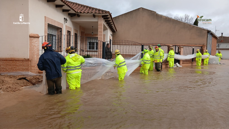 Plan_INFOCAM's tweet photo. En #ElRobledo, #CiudadReal, efectivos de #INFOCAM de @gobjccm continúan colaborando con @112CLM en tareas de retirada de agua acumulada y construcción de diques de contención tras las lluvias.

Desplegados en la zona:
🚒 3 medios terrestres
👩‍🚒 21 efectivos entre #AAMM y #BBFF https://t.co/lljhKOYJpV