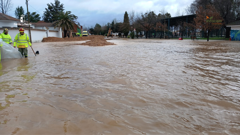 Plan_INFOCAM's tweet photo. En #ElRobledo, #CiudadReal, efectivos de #INFOCAM de @gobjccm continúan colaborando con @112CLM en tareas de retirada de agua acumulada y construcción de diques de contención tras las lluvias.

Desplegados en la zona:
🚒 3 medios terrestres
👩‍🚒 21 efectivos entre #AAMM y #BBFF https://t.co/lljhKOYJpV