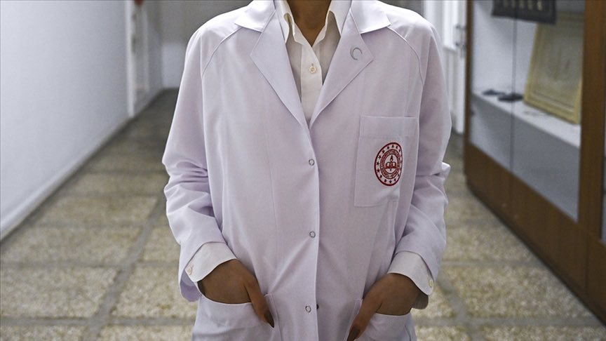 Türkiye'de Mesleklere Duyulan Güven Sıralaması:

1- Doktorlar (%64)
2- Bilim İnsanları (%61)
3- Öğretmenler (%55)
4- Silahlı Kuvvetler / Asker (%42)
5- Sıradan Vatandaşlar (%38)
6- Polis (%37)
7- Hakimler (%34)
8- Avukatlar (%29)
9- TV Haber Sunucuları (%27)
10- Anketörler /