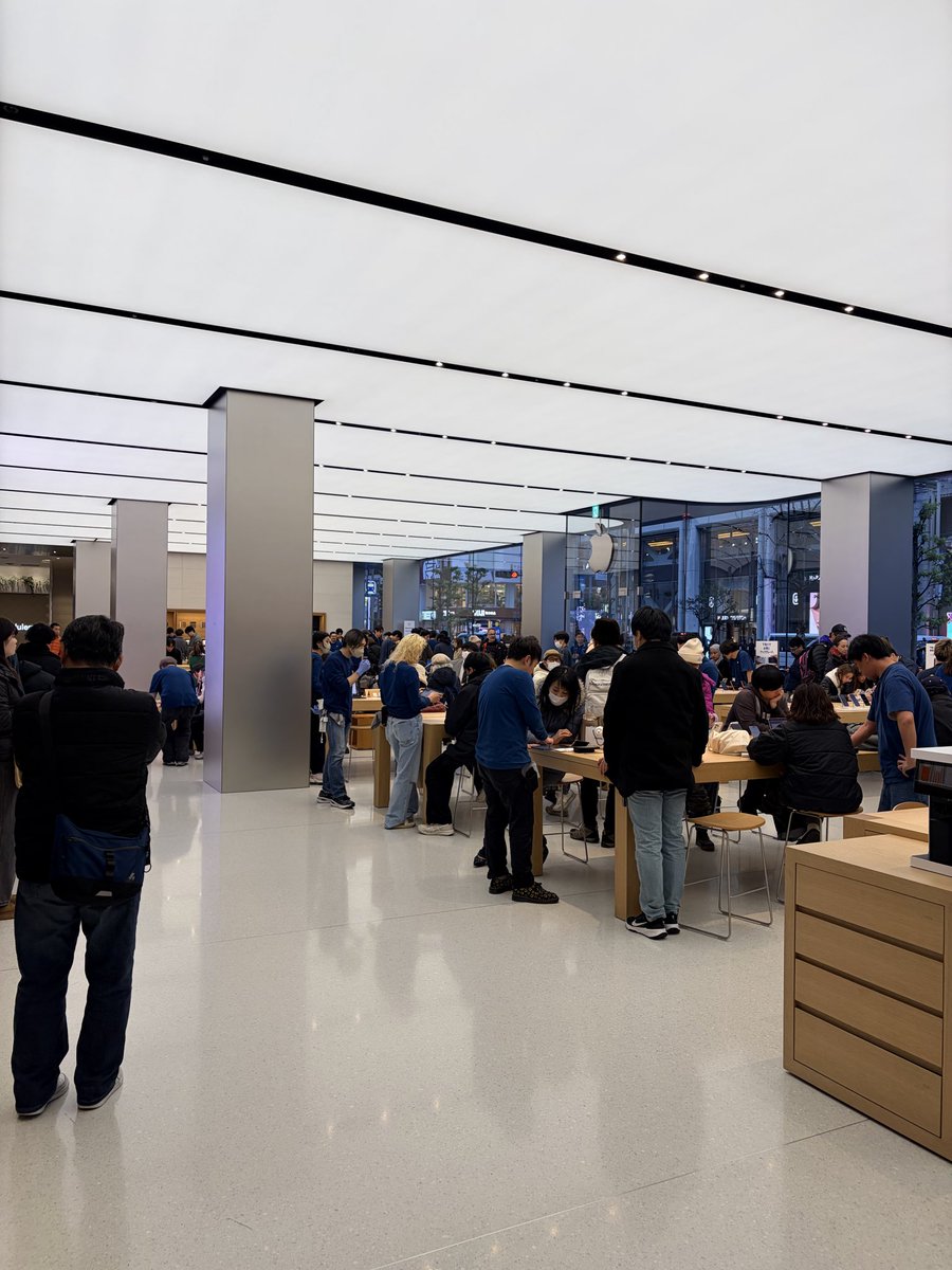 新宿的 Apple store 塞满了人，太夸张了。