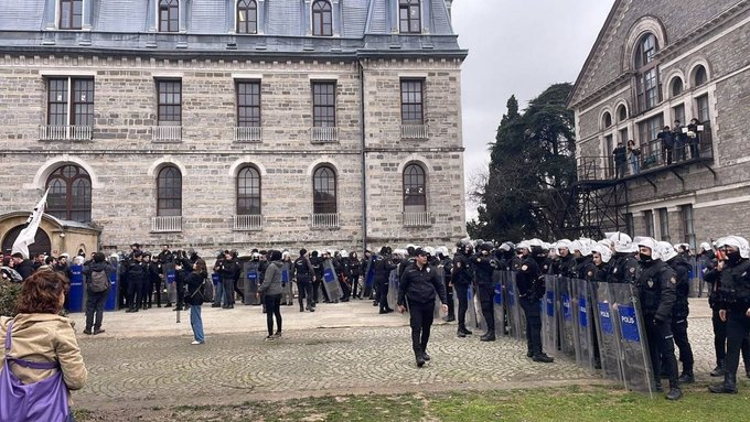 Tayyip Erdoğan, Boğaziçi Üniversitesi’ne gidecek diye yüz yüze eğitime ara verildi; öğrencilere yurt odaları boşalttırıldı; akademik personelin ve öğrencilerin kampüse girmesi yasaklandı; kampüs polis barikatlarıyla abluka altına alındı.

Erdoğan, sanki bilim yuvasına değil de
