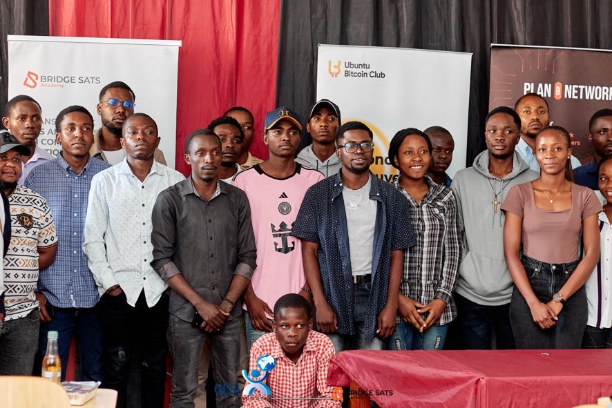 bridgesats's tweet photo. Nous sommes fiers d'annoncer une nouvelle étape majeure dans notre ambition de faire de Goma un pôle technologique majeur en #RDC. Le 11/02 dernier, nous avons accueilli plus de 50 étudiants pour le lancement de notre collaboration avec @ULPGL_GOMA .

 Notre  gratitude à @tether https://t.co/p8D7jDdLVh