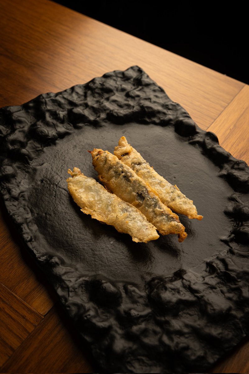 Hay platos que se piden siempre y estos boquerones son uno de ellos.

Desespinados uno a uno, fritos en tempura de amontillado, terminados con ajilimón y cebollino fresco. Uno de los entrantes estrella de nuestra carta.

Calle Núñez de Balboa 106
☎️RESERVAS: 915630364

#surtopia
