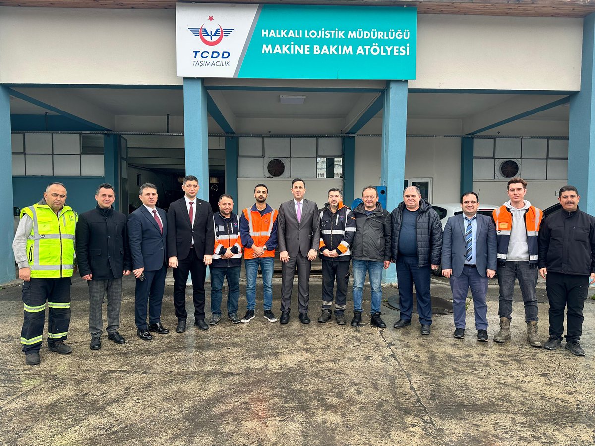 İstanbul Bölge Müdürlüğümüze bağlı Halkalı Lojistik Müdürlüğü sahasında incelemelerde bulunduk, mesai arkadaşlarımızla bir araya geldik.

Saha ekibimizle 2025 yılında ülkemizin çeşitli noktalarına gerçekleştirdiğimiz yük taşımalarını istişare ettik, operasyon süreçlerimizi