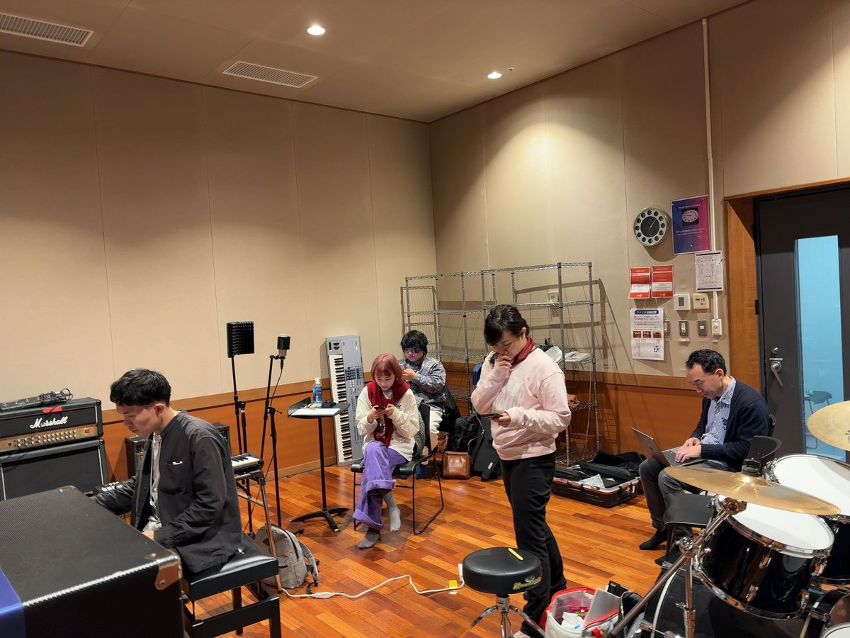 musicmktglab's tweet photo. MLFOソングライティングキャンプのヒトコマ。
トラックメイカー田辺望さんがTrackを打ち込み、
他のメンバーがそれを聞いて意見を出しつつ、
同時にメロディやコンセプト、歌詞を提案し、クラウドにまとめていく。
複数の工程が同時に進む。
この効率はコーライトならではですね!
(続く)
#MLFO https://t.co/Q45EpHmm2l