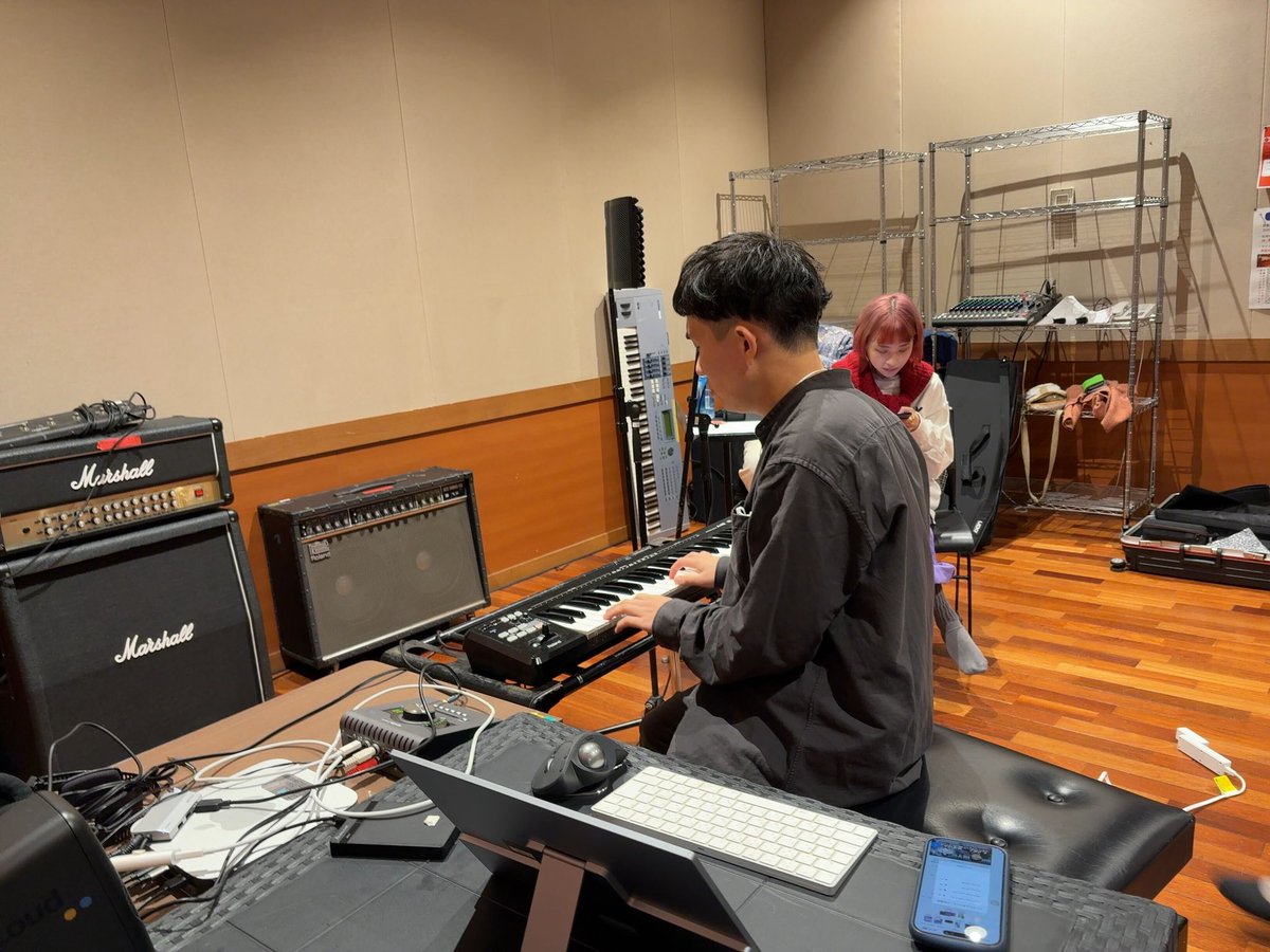 musicmktglab's tweet photo. MLFOソングライティングキャンプのヒトコマ。
トラックメイカー田辺望さんがTrackを打ち込み、
他のメンバーがそれを聞いて意見を出しつつ、
同時にメロディやコンセプト、歌詞を提案し、クラウドにまとめていく。
複数の工程が同時に進む。
この効率はコーライトならではですね!
(続く)
#MLFO https://t.co/Q45EpHmm2l