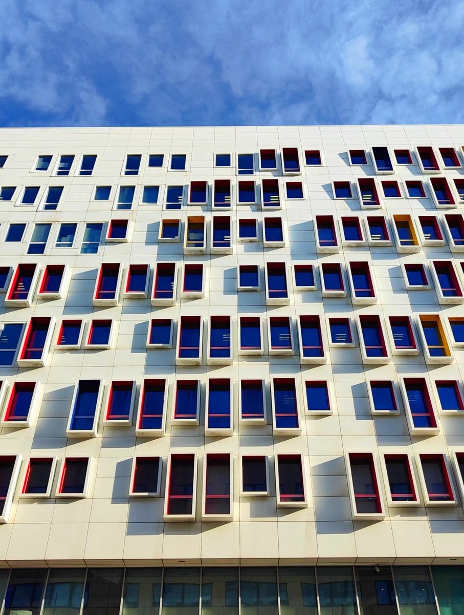 Rectangles en façade...
Astrolabe, Euromed Center,
La Joliette, Marseille 2e
8 janvier 2026
#mathsartist #mathpics #maths #geometrie #geometry #rectangles #marseille #streetphotography #lajoliette
🔶 RV sur Instagram:
📸🖍️MATHS_ARTIST✏️🎨instagram.com/maths_artist?u…