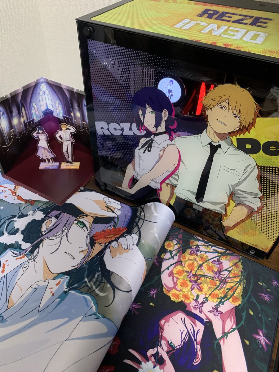 レゼのZONEコラボデスクマットが届きました〜
めっちゃ可愛いけど思ってたより大きくて完全にスペースが足りてない…