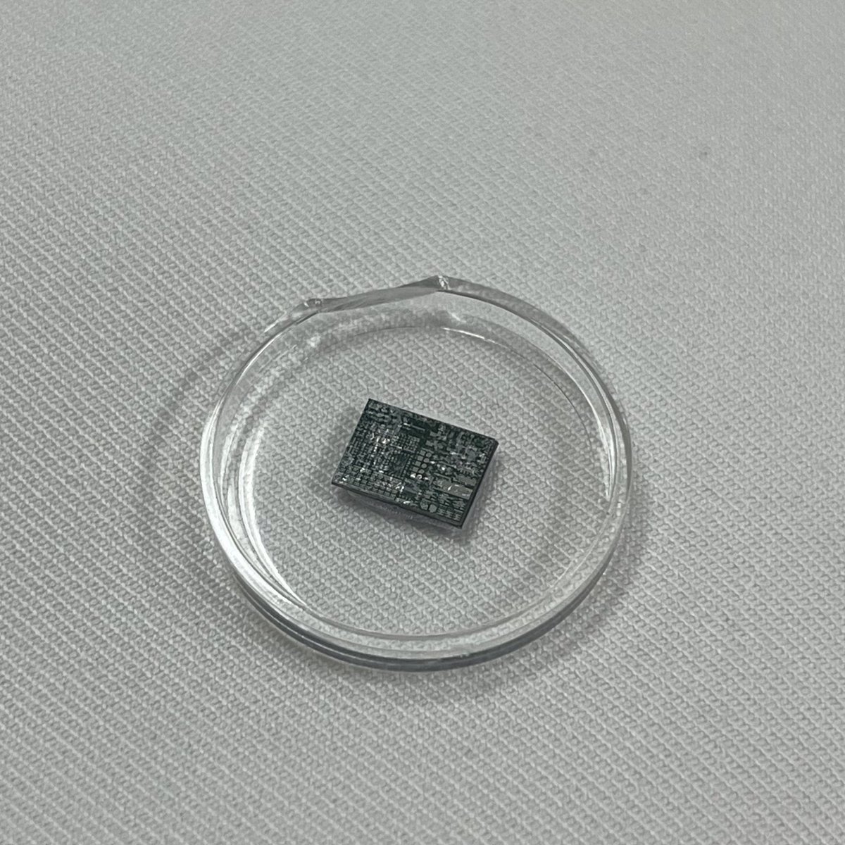 MjeedM1's tweet image. الخميس أتممت البرنامج التدريبي الاحترافي:(التصنيع المتقدم لتقنيات أشباه الموصلات) لتصنيع الرقائق الالكترونية في مدينة الملك عبدالعزيز للعلوم والتقنية @KACST , بالتعاون مع شركة آلات @alat_tech , مقدم من البرنامج السعودي لأشباه الموصلات 🇸🇦 #SSP , عبر @Academy32SA الحمدلله نفخر…