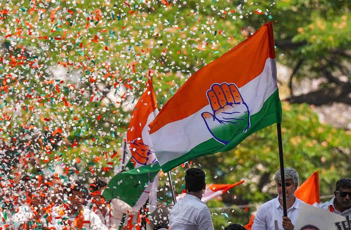 savedemocracyI's tweet photo. Big breaking news 🚨कांग्रेस ने तेलंगाना नगर निकाय चुनावों में शानदार जीत दर्ज की🔥🔥🔥

INC — 13005
बीआरएस — 625 
बीजेपी — 200 

गोदी मीडिया ने तेलंगाना में मिली बीजेपी की इस करारी हार को टीवी से गायब कर दिया गया है।  

लेकिन हम इस खबर को फैलायेंगे , गाँव की एक एक गली तक ये ख़बर फैलाओ की बीजेपी को तेलंगाना की जनता ने नकार दिया है। 

ताकि देशवासियों को पता चले कि बीजेपी धीरे धीरे कुछ राज्यों से अब सिमटती जा रही है।