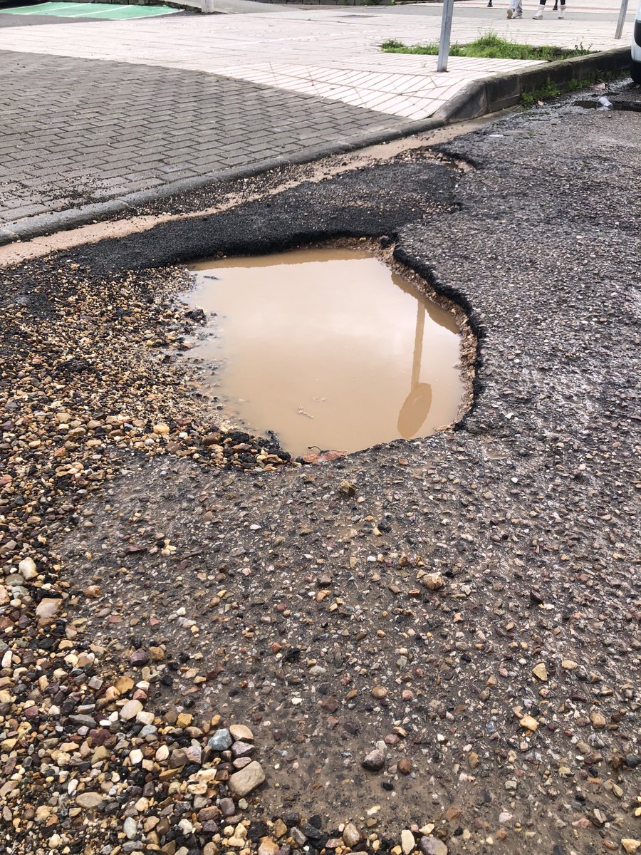 ⁦⁦<a href="/BarreraGragera/">Ignacio Gragera 🇪🇦</a>⁩….Nunca #Badajoz estuvo tan #Abandonada . Socavones, baches enormes, aceras y baldosas que son un peligro. Una parada de bus (Calle Alcaraz y Alenda), en una entrada a zona de aparcamientos (C/Jacinta Garcia Hdez.) #Valdepasillas #Desidia #MalosGestores
