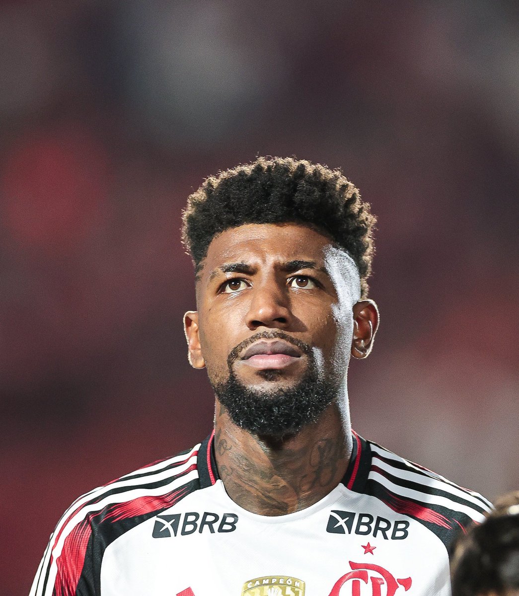 sourubronegrooo's tweet photo. Emerson Royal: "Eu fiquei quatro meses fora pela lesão e vim sem fazer pré-temporada. Chego no Brasil em um momento em que o Flamengo já está disputando coisas grandes, partidas importantes e, sem ter tempo de treinar muito, acabo tendo partidas mais ou menos, algumas boas, outras ruins, um período de muita oscilação em que recebo muitas críticas. Essa temporada é diferente, tive a oportunidade de fazer uma pré-temporada em casa, tive pouco tempo de férias, mas, nesse pouco tempo, me dediquei mais ainda na parte física, trabalhei bastante para poder iniciar a temporada bem. Consegui e pretendo continuar assim", disse ao GE.