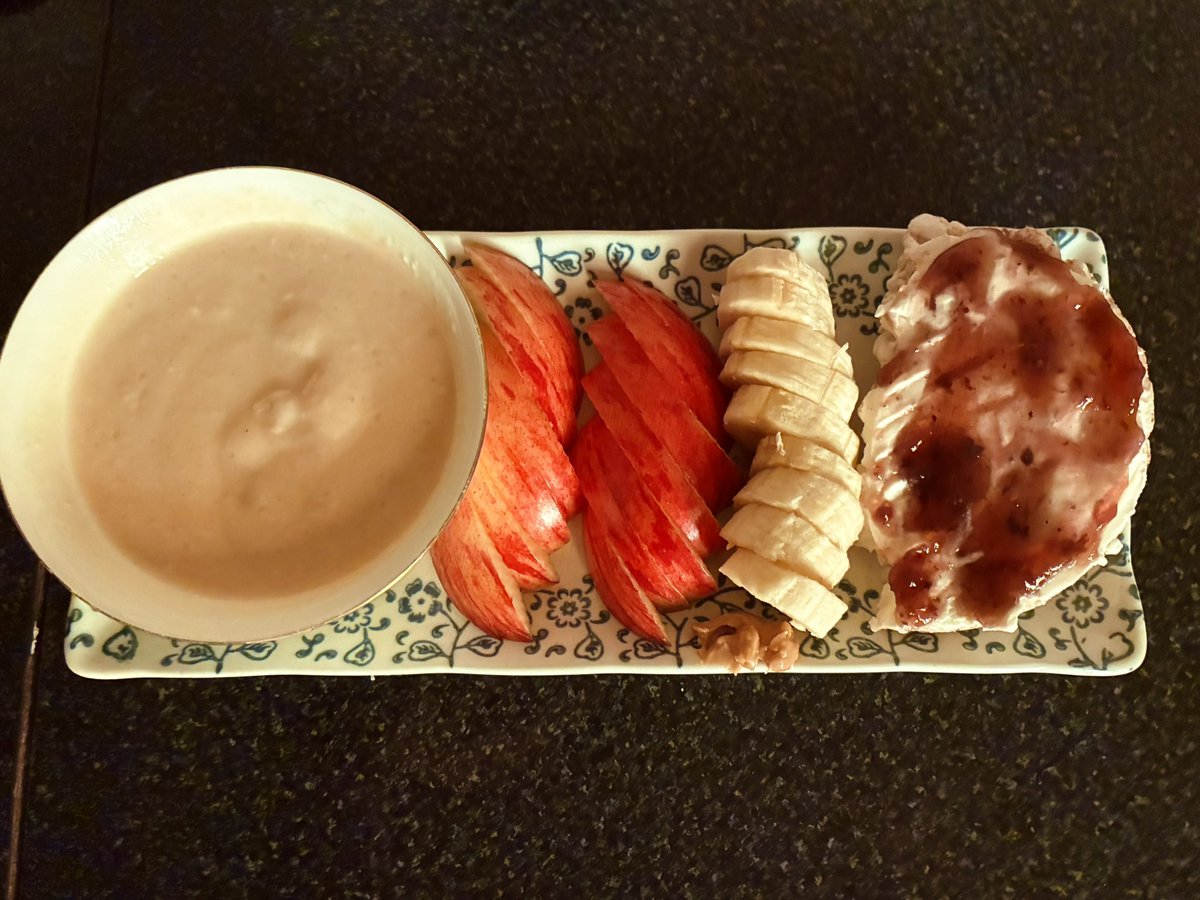 yyoglover's tweet photo. breakfast!🍎 yogurt+pb apples dip :p https://t.co/ckKkVNbodf