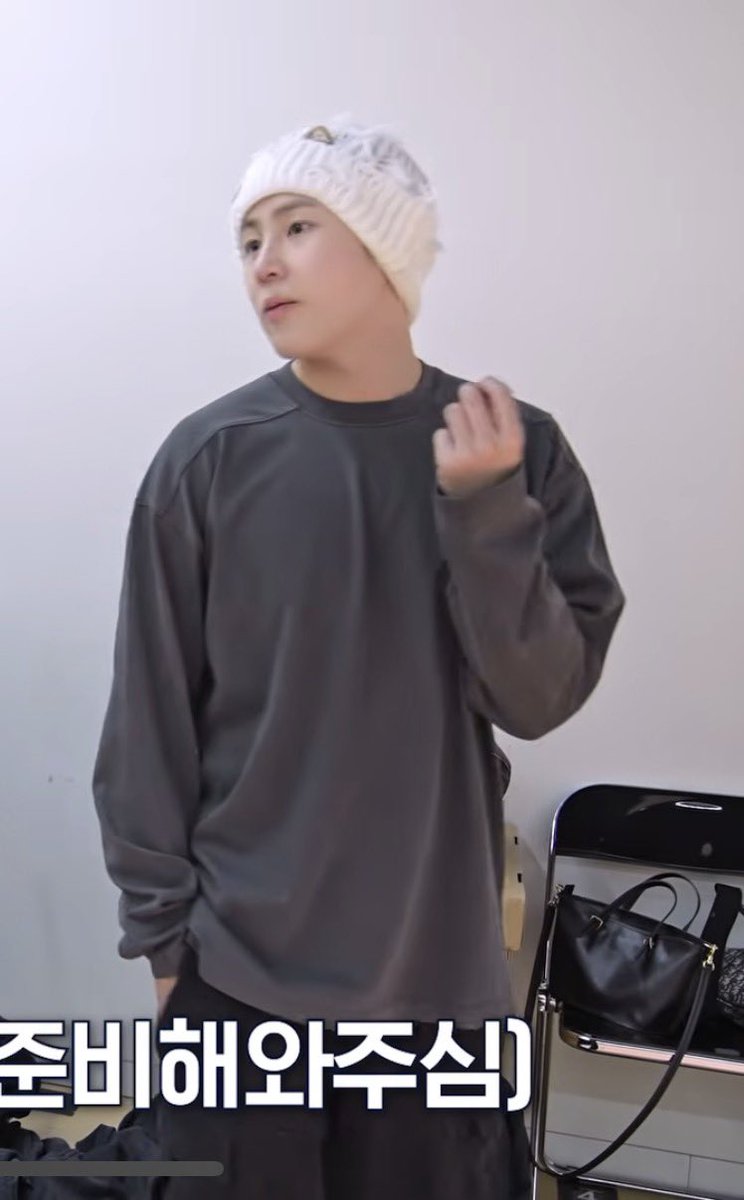 260213 in 셍방송 팬미팅 안무연습 비하인드
지난번 인스스에서 인증해줬던 티셔츠인데 이번엔 다른 컬러로 또 입어준🫶🏻 지난번엔 카키 이번엔 차콜🩶 연습 할때 주로 입어준 거 같아서 편하게 입어준거 같아서 넘 좋다 이번 매치도 넘 예뻐💕 고마워 성운아🥰 하성운 사랑해♥️ 
#하성운 #인증요정