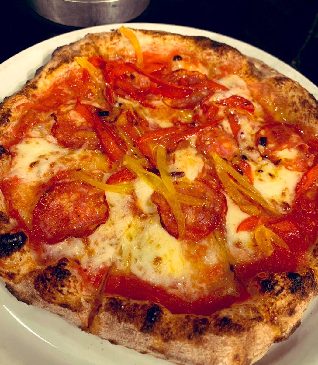 ちょっと辛いピザですすむ
ワイン🍕🍷
#Twitter晩酌部
#ピザ