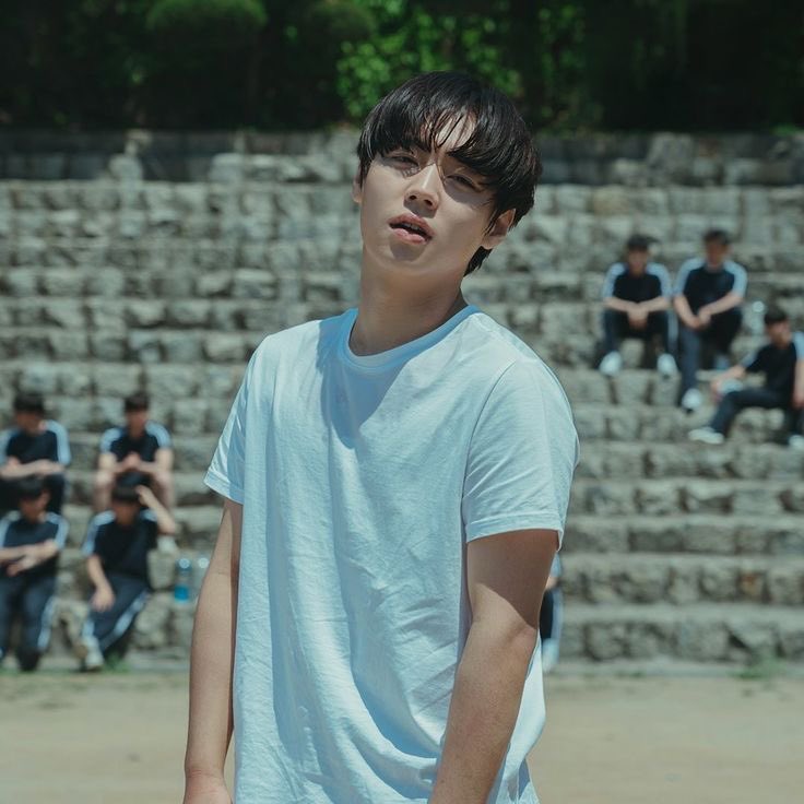 dueduera's tweet photo. 안수호 체육 수업 때마다 운동장 한 바퀴도 간신히 뛰는 같은 반 연시은 보면서 이런 생각할 듯.
'쟤는 무슨 체력이 저렇게까지 약하냐?'
그러던 어느 날.
안수호 체육 시간에 연시은하고 좀 다투게 됐는데, 자기 밑에 깔려서 저항도 제대로 못하는 연시은 보면서 생각 많아질 것 같음... https://t.co/PPasa49IUo