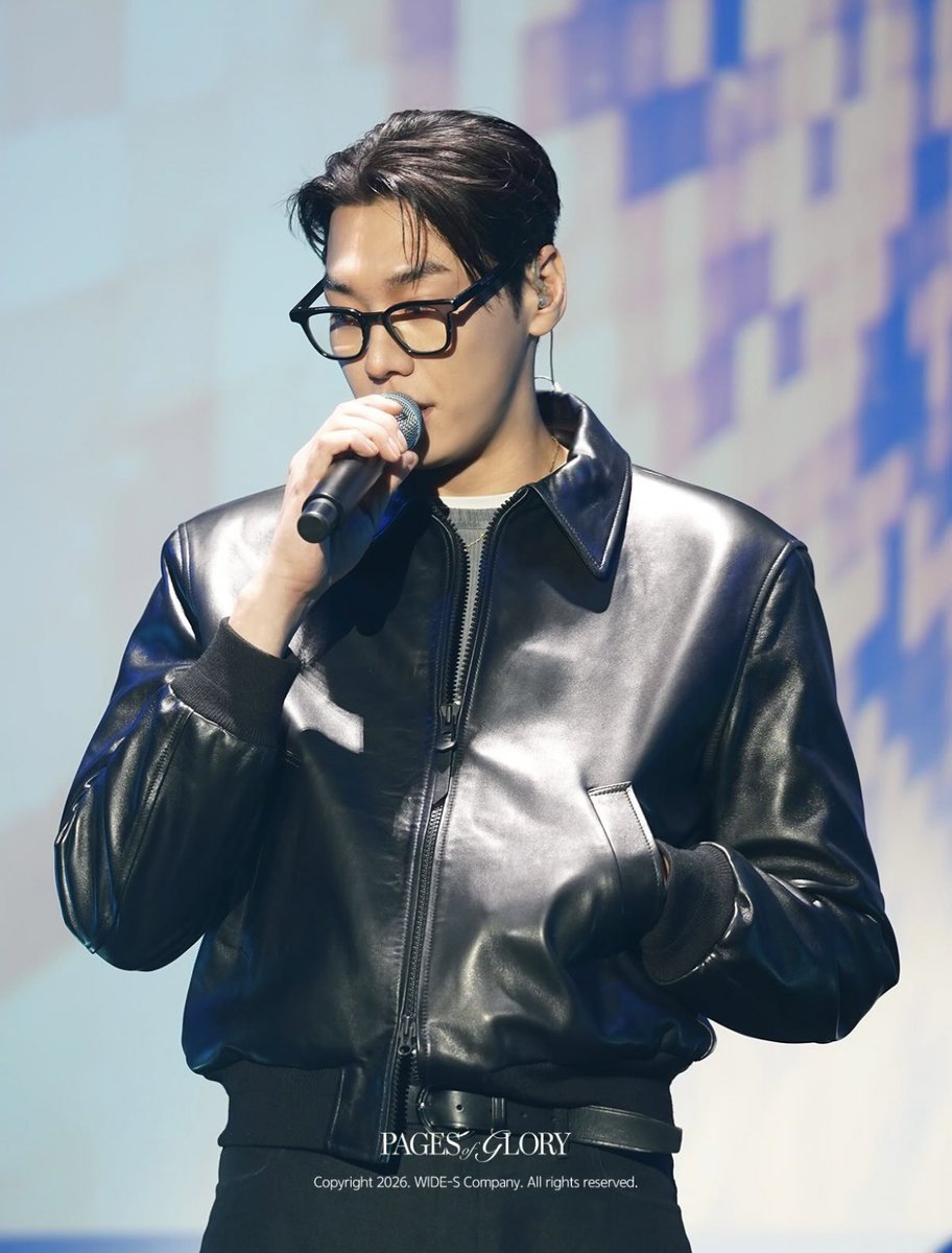 리허설 땐 안경 쓰셨군 👓