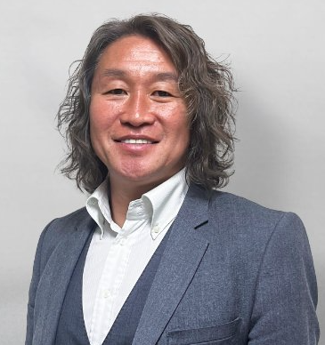 coach_katayama's tweet photo. 「サッカー部がある」と聞いて入学した高校。

しかし、そこに部員は一人もいなかった。いたのは、特攻服を着たヤンキーたちだけ。

「騙された」

絶望的な状況。でも、彼は逃げなかった。

「サッカーをやろう」と不良たちを一人ひとり説得し、更生させてチームを作った。

初の練習試合。開始10秒で先輩が相手に飛び蹴り。大乱闘で試合中止。

彼は悔し涙を流した。それでも諦めず、素人軍団を率いて県ベスト3まで駆け上がった。

大学へ進むも、突きつけられた現実は「選手ではなく洗濯係」。

エリートたちが輝く横で、彼は毎日、朝から晩まで仲間の服を洗い続けた。

腐りそうな心をつなぎ止めたのは「ここで逃げたら終わりだ」という意地だけ。

チャンスは突然きた。ある試合、ずっと雑用だった男が、最強の大学を相手に「5人抜きゴール」を決めた。

その衝撃がプロのスカウトを驚かせ、Jリーグ全クラブからオファーが殺到した。

プロでも、髪を振り乱して走る姿から「野人」と呼ばれ、誰よりも泥臭く走り続けた。

1997年、日本中が見守ったW杯予選。「外したら日本に帰れない」という極限の恐怖。

日本を初のW杯へ導くVゴールをねじ込んだのは、かつて洗濯係だった彼だった。

引退後、チームの経営を支えるため、今度は「カニ」を売って資金を稼いだ。

「営業なんてできない」とは言わず、自ら頭を下げて全国を飛び回る。ついにはスタジアムを建てる資金まで集めてみせた。

「不可能なことなんてない。やり方はある」

選手時代と変わらず、彼は今も組織のために、誰かのために走り続けている。

その男の名は、岡野雅行。

「エリートじゃなくても、世界は変えられる」

泥をすすり、笑われても走り続けた男の生き様が、不可能を可能にする。