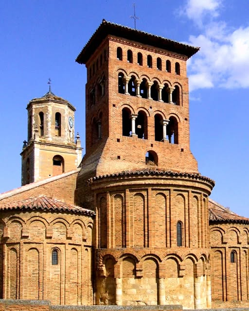 arteguias's tweet image. San Tirso de Sahagún (León) fue una de las primeras iglesias románicas que abandonan la piedra por el ladrillo, posiblemente de mano de alarifes musulmanes contratados en Toledo. Nace así el estilo llamado Románico Mudéjar o Mudéjar Castellanoleonés. 
#sahagun #leon #cyl