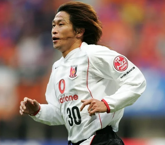 coach_katayama's tweet photo. 「サッカー部がある」と聞いて入学した高校。

しかし、そこに部員は一人もいなかった。いたのは、特攻服を着たヤンキーたちだけ。

「騙された」

絶望的な状況。でも、彼は逃げなかった。

「サッカーをやろう」と不良たちを一人ひとり説得し、更生させてチームを作った。

初の練習試合。開始10秒で先輩が相手に飛び蹴り。大乱闘で試合中止。

彼は悔し涙を流した。それでも諦めず、素人軍団を率いて県ベスト3まで駆け上がった。

大学へ進むも、突きつけられた現実は「選手ではなく洗濯係」。

エリートたちが輝く横で、彼は毎日、朝から晩まで仲間の服を洗い続けた。

腐りそうな心をつなぎ止めたのは「ここで逃げたら終わりだ」という意地だけ。

チャンスは突然きた。ある試合、ずっと雑用だった男が、最強の大学を相手に「5人抜きゴール」を決めた。

その衝撃がプロのスカウトを驚かせ、Jリーグ全クラブからオファーが殺到した。

プロでも、髪を振り乱して走る姿から「野人」と呼ばれ、誰よりも泥臭く走り続けた。

1997年、日本中が見守ったW杯予選。「外したら日本に帰れない」という極限の恐怖。

日本を初のW杯へ導くVゴールをねじ込んだのは、かつて洗濯係だった彼だった。

引退後、チームの経営を支えるため、今度は「カニ」を売って資金を稼いだ。

「営業なんてできない」とは言わず、自ら頭を下げて全国を飛び回る。ついにはスタジアムを建てる資金まで集めてみせた。

「不可能なことなんてない。やり方はある」

選手時代と変わらず、彼は今も組織のために、誰かのために走り続けている。

その男の名は、岡野雅行。

「エリートじゃなくても、世界は変えられる」

泥をすすり、笑われても走り続けた男の生き様が、不可能を可能にする。