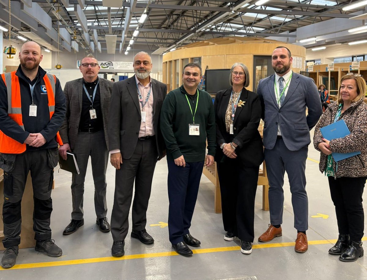 PeterABedford's tweet photo. 👨🏽‍🏭𝐍𝐚𝐭𝐢𝐨𝐧𝐚𝐥 𝐀𝐩𝐩𝐫𝐞𝐧𝐭𝐢𝐜𝐞𝐬𝐡𝐢𝐩 𝐖𝐞𝐞𝐤 👩🏼‍🏭

Apprenticeships offer young people a brilliant opportunity to build their careers without saddling them with huge student loan debts; with youth unemployment rising 📈, access to skills and paid work is more important than ever.

That’s why, during National Apprenticeship Week I visited @LeicesterColl  👨🏼‍🏫 to meet @cityandguilds  Guilds and learn more about their work supporting the delivery of apprenticeships across more than 60 sectors.

It was great to meet the tutors, and many of the students, to hear 👂 about their motivation for choosing an apprenticeship.

👏🏽Thank you all for showing me around!