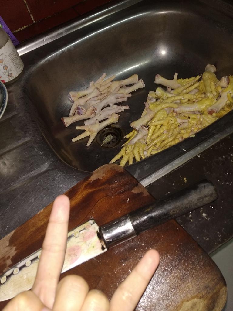 RizanaDita's tweet photo. Udah nyuruh beliin, mana masih pake nanya "udah dibersihin belum?" 
Apa namanya kalau tidak sayang 🤭 (ini ceker 2kg isinya ±25 pasang ) https://t.co/MyKyRDNz0W