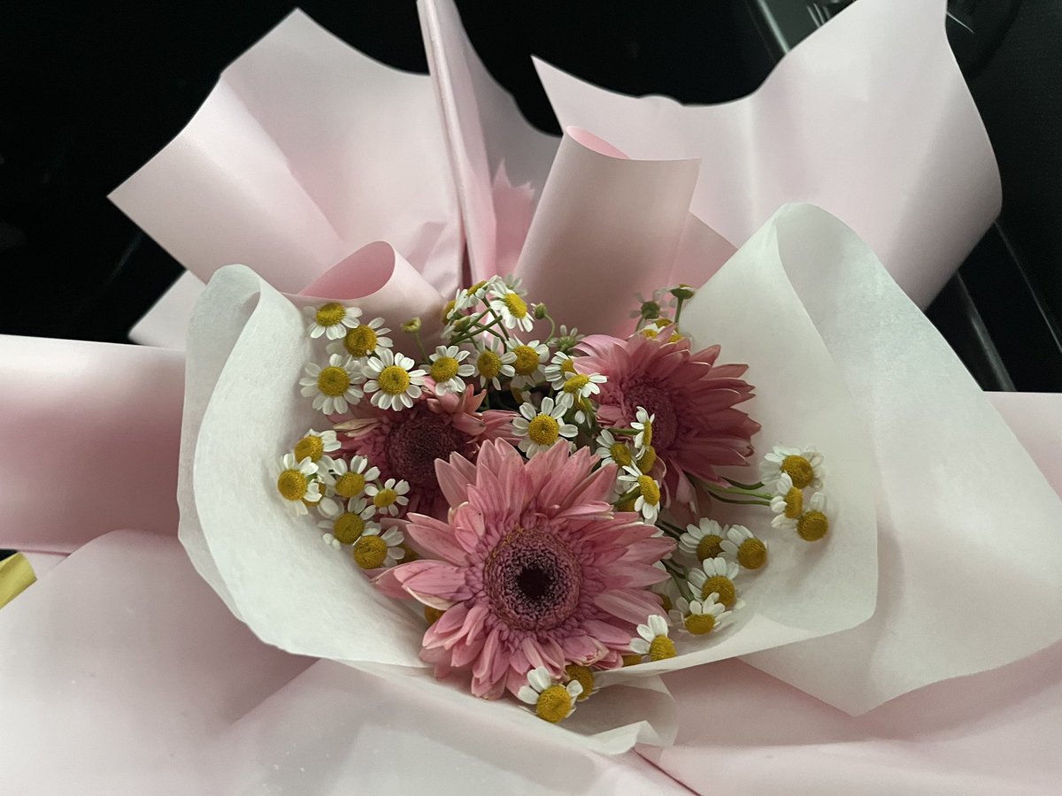 urforeverkarma's tweet photo. flowers and matcha🫂 https://t.co/ojc1IXs2lJ