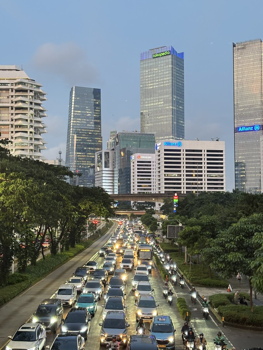 virgoboys194's tweet image. anugerah terindah itu ketika pulang kerja masih bisa lihat matahari walaupun cuma tinggal seitil wkwk