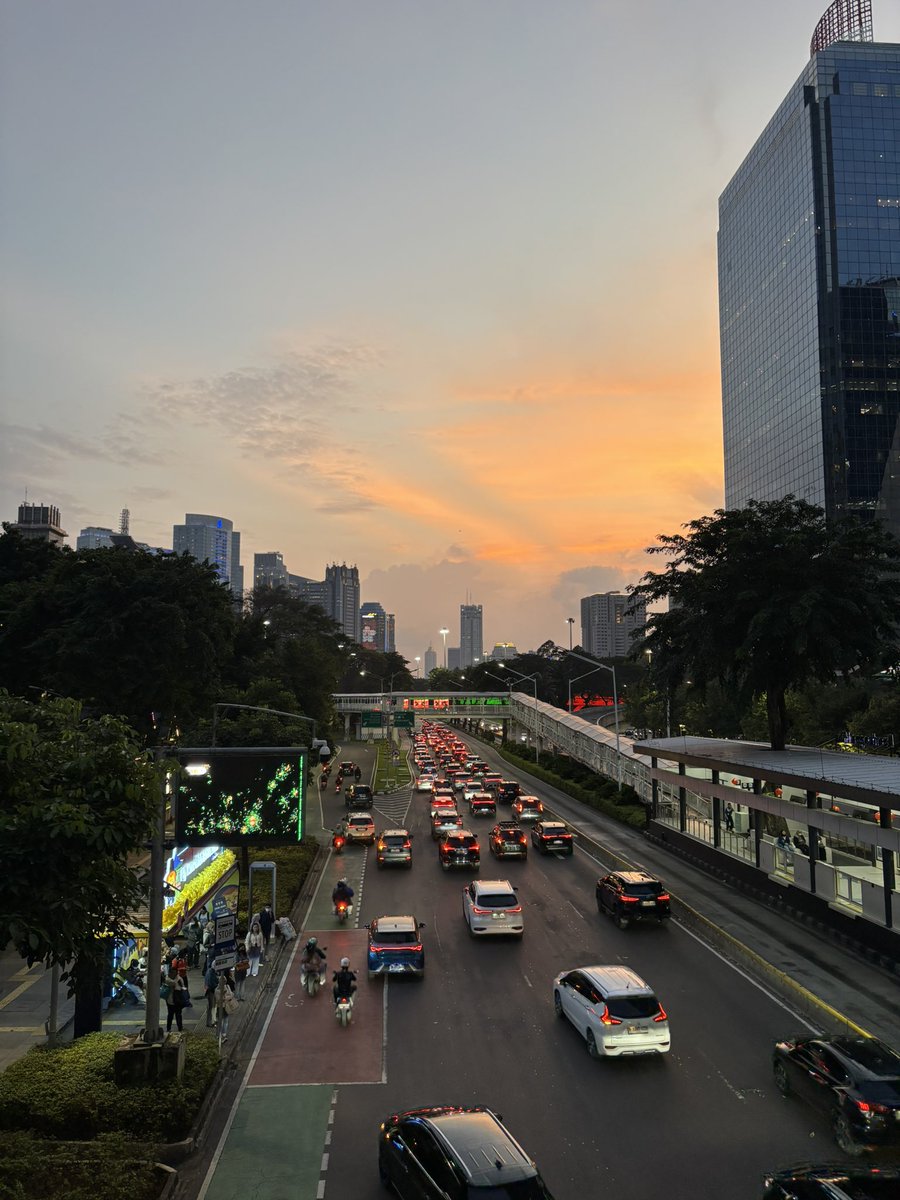 virgoboys194's tweet image. anugerah terindah itu ketika pulang kerja masih bisa lihat matahari walaupun cuma tinggal seitil wkwk