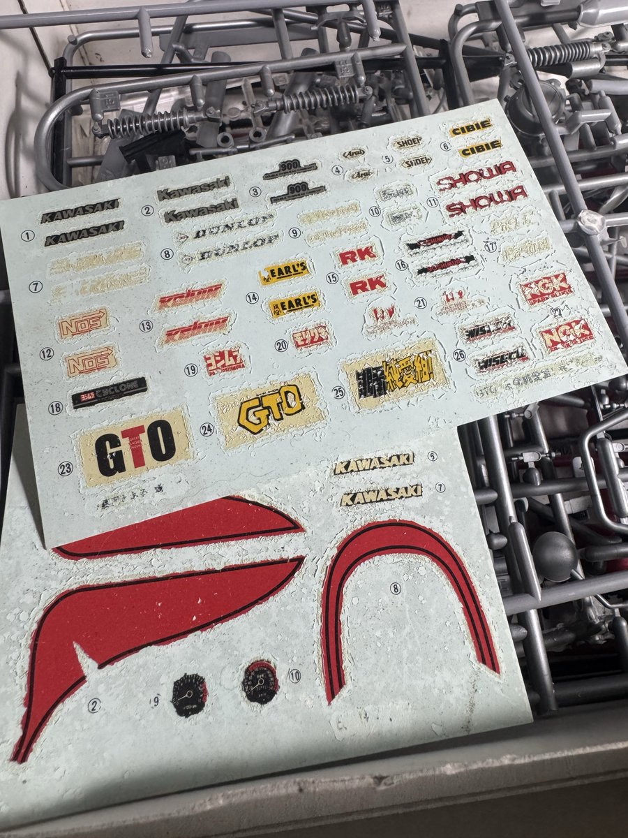 おお。ジャンクで買ったバイク🏍️。 ここまでひどい状態のデカールは