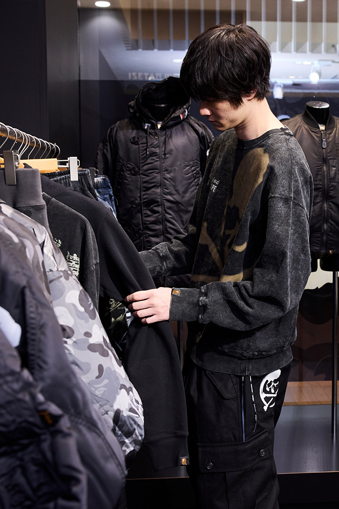 BAPEOFFICIAL's tweet photo. Vingo and Yanagi Shuntaro arrive at the mastermind A BATHING APE® LIMITED POPUP at ISETAN MEN’S 1F
#BAPE #ABATHINGAPE #mastermindabathingape
#bapexmastermind #mastermindJAPAN https://t.co/6USZ7YFNGd