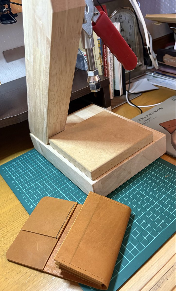 248Ka's tweet photo. レザークラフト沼になりつつ、次のレザー(B級やC級品)を買いたいけどセーブ中😆初心者に優しいハンドプレス機は思い切って購入💰…あ、はい、明日から仕事します🖌️😅
我が家のニャンコをAIで怪獣に…(ほぼ変わらず)
#レザークラフト
#猫のいる暮らし https://t.co/dQrtglVDaG