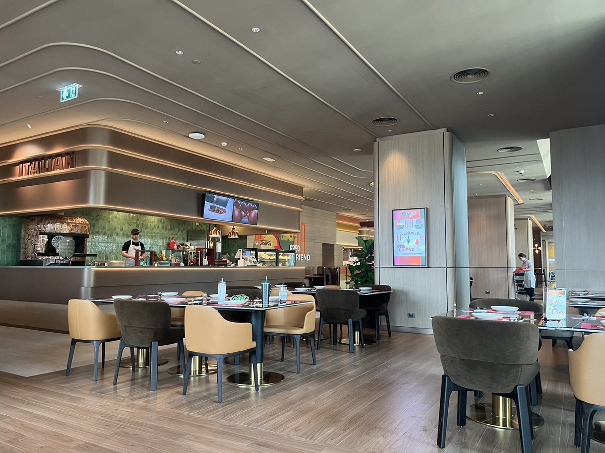 ทุกคน ที่ One Bangkok มีศูนย์อาหารเปิดใหม่ล่ะ! 

ชื่อว่า 『The Gastro District』 อยู่ตรงชั้น 3 ตึก Storeys

พนักงานบอกว่าเพิ่งเปิดมาไม่กี่เดือน เหมือนคนไม่ค่อยรู้กันว่าเปิดแล้ว เลยไม่ค่อยมีคนเท่าไหร่

ก็คือจะเป็นศูนย์อาหารแบบไฮโซ มีร้านของเชฟดังๆมาเปิดหลายร้านเลย มาลองกันได้