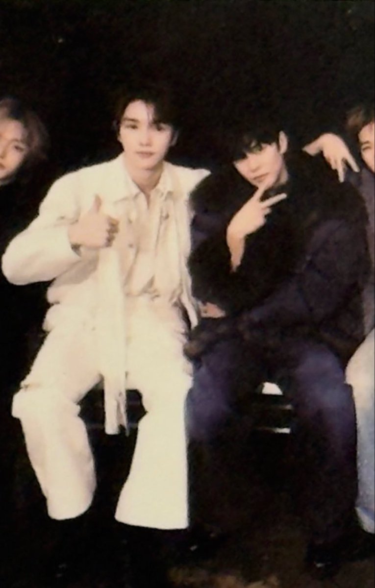 พ่อน่ะ สมัยหนุ่ม ๆ น่ะ ต่อให้ยืนกับคนเป็นร้อยอะ พ่อก็จะโดดเด่นขึ้นมา แบบออร่าอะ จมูกโด่งเป็นสัน ปากเป็นสีชมพู สูง คือหล่อมากอะ สาว ๆ มาติดเยอะ แต่เขาก็ชอบแม่