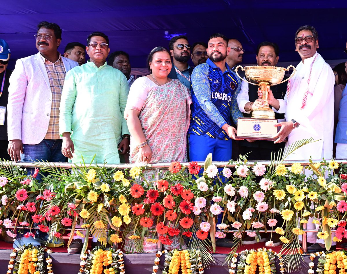लोहरदगा में आयोजित बलदेव साहू मेमोरियल T20 क्रिकेट टूर्नामेंट 2026 में मुख्यमंत्री <a href="/HemantSorenJMM/">Hemant Soren</a> की उपस्थिति ने खिलाड़ियों का उत्साहवर्धन किया। इस मौके पर भारतीय क्रिकेट के पूर्व बल्लेबाज <a href="/virendersehwag/">Virrender Sehwag</a> और स्पिनर <a href="/harbhajan_singh/">Harbhajan Turbanator</a> की मौजूदगी ने टूर्नामेंट को यादगार बनाया।