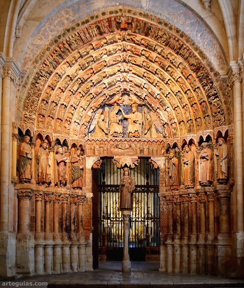 arteguias's tweet photo. La Puerta de la Majestad de la Colegiata de Toro (Zamora) es un símbolo para recordar que la arquitectura medieval, y la de casi todas las épocas, no se concebía sin el color. 
#torozamora #toro #colegiatadetoro #cyl #castillayleon #ciudadmedieval #romanico #gotico #medieval https://t.co/lgjVWmfsZx